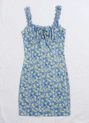 Нежное мини платье с цветочным принтом7 фото