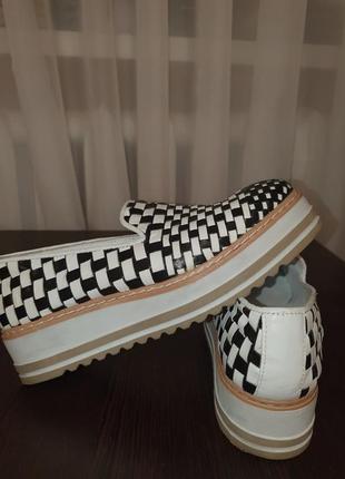 Туфли стильные, черно-белые, на платформе2 фото