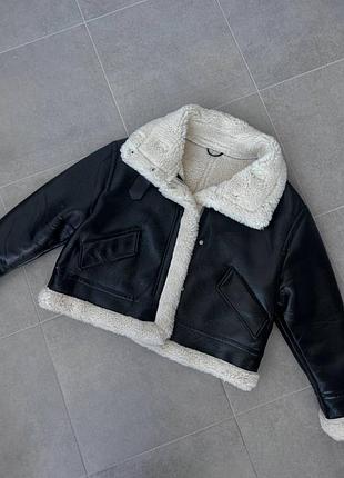 Дублянка в чорному кольорі на білому хутрі 🖤