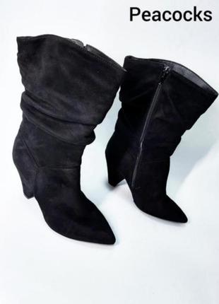 Жіночі чорні демісезонні замшеві чоботи на каблуці від бренду peacocks, з гострим носком,  збоку на блискавці, гамаша- гармошка1 фото