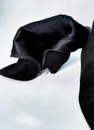 Женские черные демисезонные замшевые сапоги на каблуке от бренда peacocks, с острым носком, сбоку на молнии, гамаша- гармошка4 фото