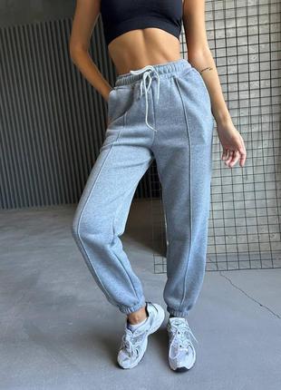 Утеплені базові джоггери з декоративними перестрочками попереду, візуально подовжують ноги