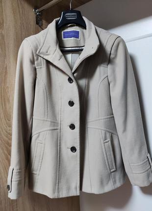 Женское короткое пальто в стиле тренч / бежевого цвета autonomy