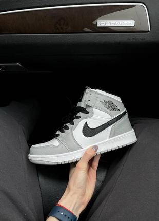 Серые джорданы кроссы серые с белым nike air jordan 1 high grey black white женские1 фото