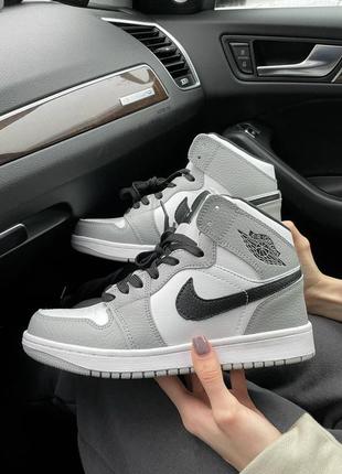 Серые джорданы кроссы серые с белым nike air jordan 1 high grey black white женские3 фото