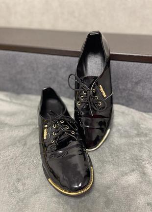 Туфлі черевики жіночі лаковані на шнурках