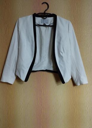 Королкий белый пиджак классический стильный с окантовкой пиджак белый3 фото