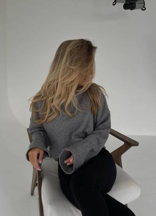 Вязаный стильный трендовый свитер укороченный с длинными рукавами свободного кроя вязкая