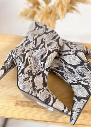 Ботильоны под змеиную кожу