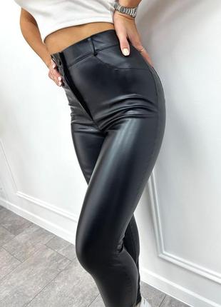 Женские теплые кожаные штаны на флисе1 фото