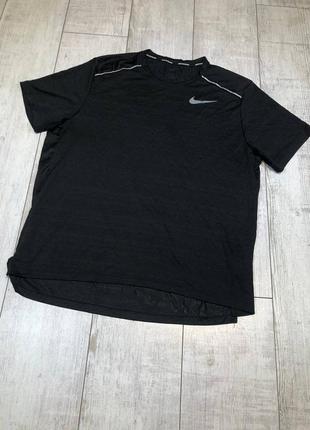 Черная футболка для спорта nike running