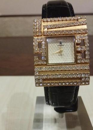 Стильные женские часы известного бренда.