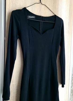 Чорна трикотажна сукня з вирізом спереду