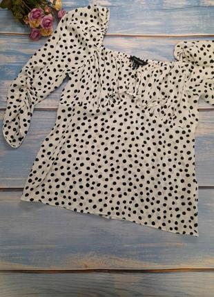 Блузка в горошок с актуальными рукавами и бюстом