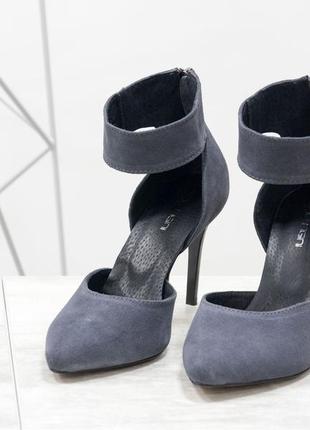 Замшевые эксклюзивные туфли на шпильке серого цвета на шпильке3 фото