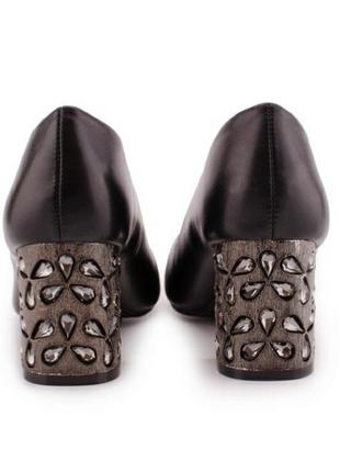 Стильні чорні туфлі човники на красивому підборах модні5 фото