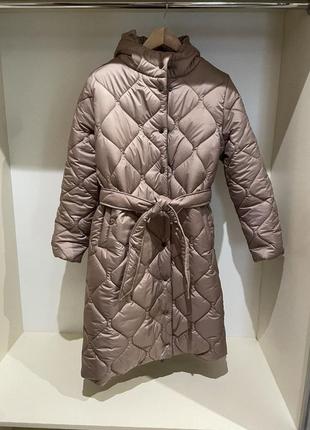 Женская стильная удлиненная зимняя стеганая куртка пальто зима батал больших размеров длинная плащ наляжка после платья черная мокко серая2 фото