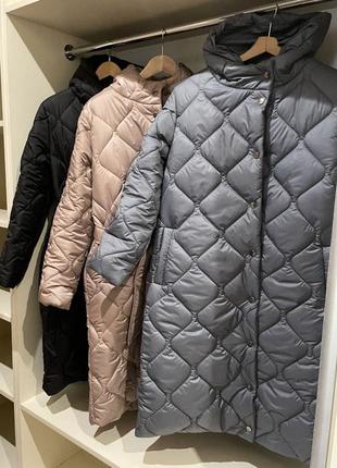 Женская стильная удлиненная зимняя стеганая куртка пальто зима батал больших размеров длинная плащ наляжка после платья черная мокко серая3 фото