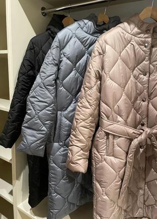 Женская стильная удлиненная зимняя стеганая куртка пальто зима батал больших размеров длинная плащ наляжка после платья черная мокко серая7 фото