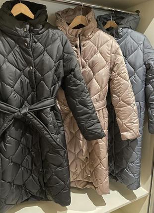 Женская стильная удлиненная зимняя стеганая куртка пальто зима батал больших размеров длинная плащ наляжка после платья черная мокко серая8 фото