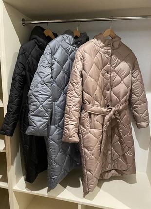 Женская стильная удлиненная зимняя стеганая куртка пальто зима батал больших размеров длинная плащ наложка  черная мокко серая зимнее пальто3 фото