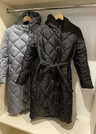Женская стильная удлиненная зимняя стеганая куртка пальто зима батал больших размеров длинная плащ наложка  черная мокко серая зимнее пальто9 фото