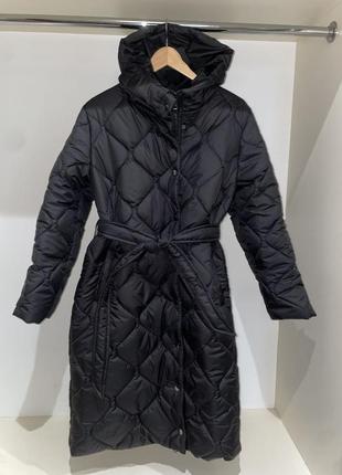Женская стильная удлиненная зимняя стеганая куртка пальто зима батал больших размеров длинная плащ наложка  черная мокко серая зимнее пальто7 фото
