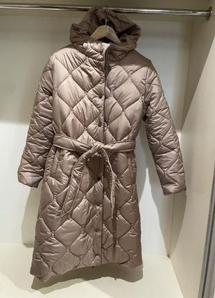 Женская стильная удлиненная зимняя стеганая куртка пальто зима батал больших размеров длинная плащ наложка  черная мокко серая зимнее пальто5 фото