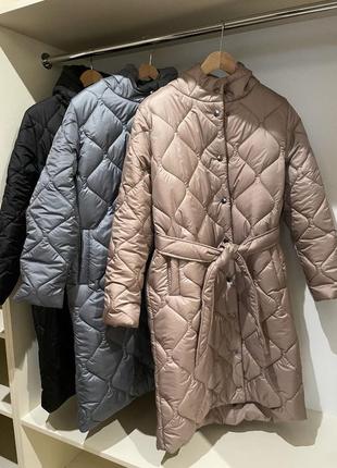 Женская стильная удлиненная зимняя стеганая куртка пальто зима батал больших размеров длинная плащ наложка  черная мокко серая зимнее пальто6 фото
