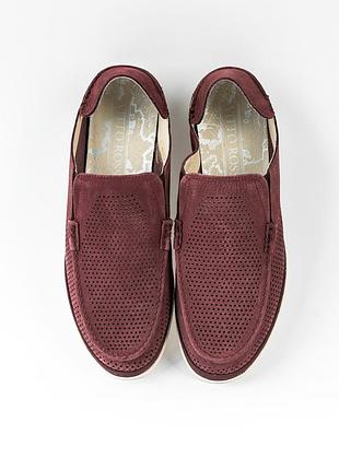 Бордові мокасини від kadar - це особливий та стильний варіант. чоловічі мокасини з перфорацією.