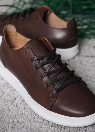 Стильні коричневі кросівки на білій підошві ikos!