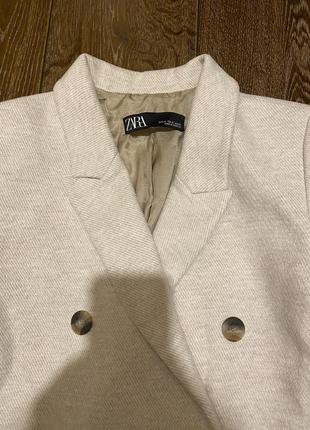 Стильное классическое бежевое пальто пиджак фирмы zara3 фото