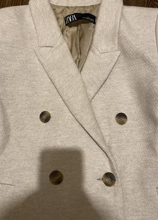 Стильное классическое бежевое пальто пиджак фирмы zara4 фото