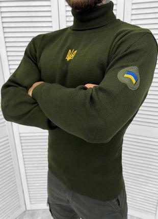 Зеленый мужской свитер водолазка патриотический
