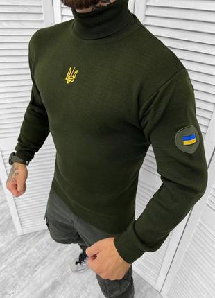 Зеленый мужской свитер водолазка патриотический