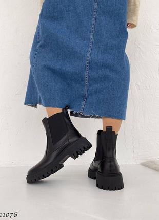 Черные натуральные кожаные зимние ботинки челси с резинками на резинках толстой подошве без молнии кожа зима трендовые10 фото