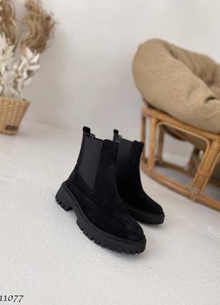 Черные натуральные замшевые зимние ботинки челси с резинками на резинках толстой подошве без молнии замша зима трендовые