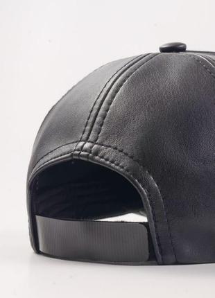 Бейсболка черная формованная классическая однотонная из экокожи. бейсболка с липучкой-регулятором женская стильная кепка кепки2 фото