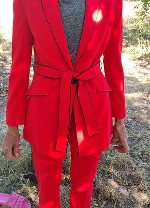 Костюм жіночий червоний
