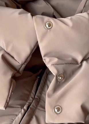 Укороченный пуховик куртка осенняя зимняя матовая бархатная плащевка бежевая коричневая5 фото