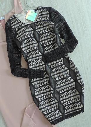 Чорна мереживна сукня на бежевій підкладці