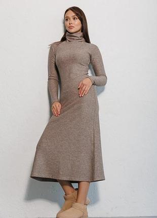 Женское длинное теплое платье миди с текстурного трикотажа8 фото