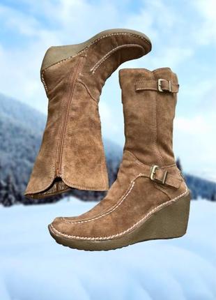 Зимові замшеві чоботи bata високі оригінальні коричневі на танкетці