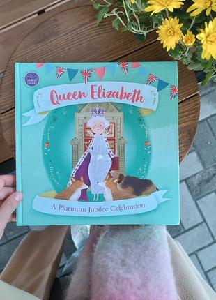 Книга на английском языке про элизаета 2 платинтовый юбилей