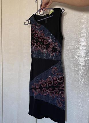 Эффектное платье versace jeans