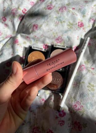 Бархатная помада с матирующим эффектом makeup revolution x friends rachel lipstick (3,5 g)2 фото