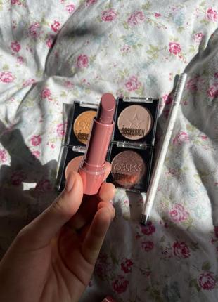 Бархатная помада с матирующим эффектом makeup revolution x friends rachel lipstick (3,5 g)3 фото