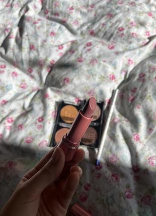 Бархатная помада с матирующим эффектом makeup revolution x friends rachel lipstick (3,5 g)5 фото