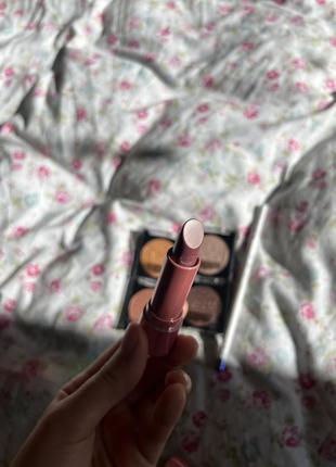Бархатная помада с матирующим эффектом makeup revolution x friends rachel lipstick (3,5 g)4 фото