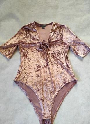 Велюровый боди с рукавос и шнуровкой на груди